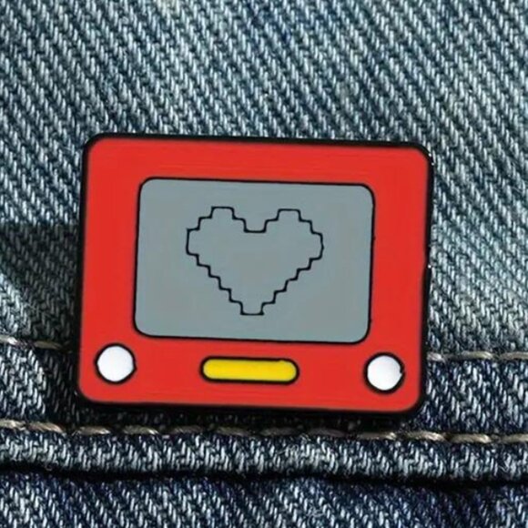 Nostalgic Etch A Sketch Heart Enamel Pin - Cute Retro Toy-Inspired - Picture 1 of 2